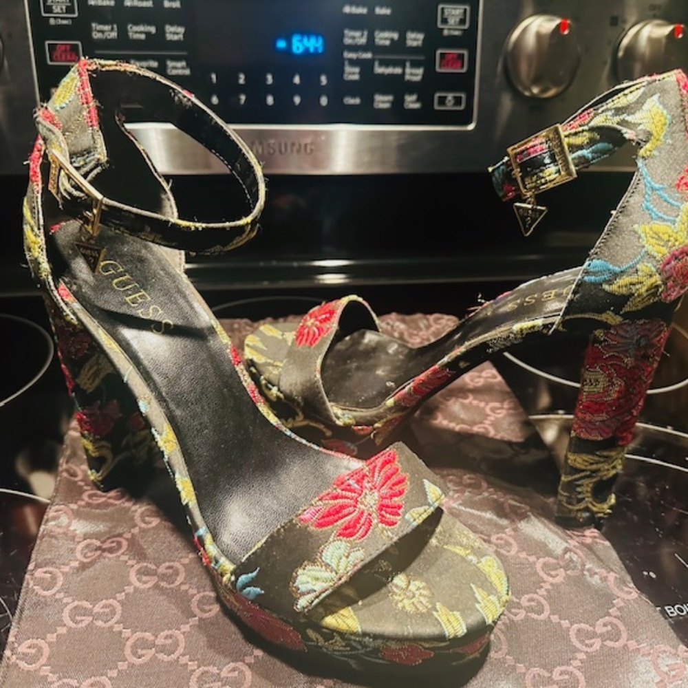 Flower Guess Block Pump Heel Shoes - Size 8.5